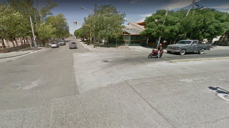 Borracho, chocó dos vehículos estacionados y quedó con su auto dado vuelta