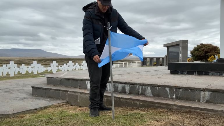 Así flameó la bandera argentina en tierra prohibida después de 43 años: el objetivo de un youtuber en las Islas Malvinas