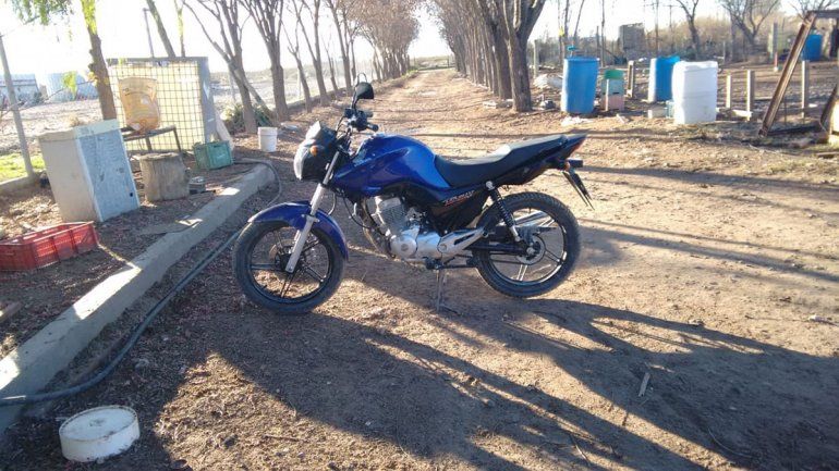 Regresaba a su casa en la moto y lo chocaron desde atrás para robarsela