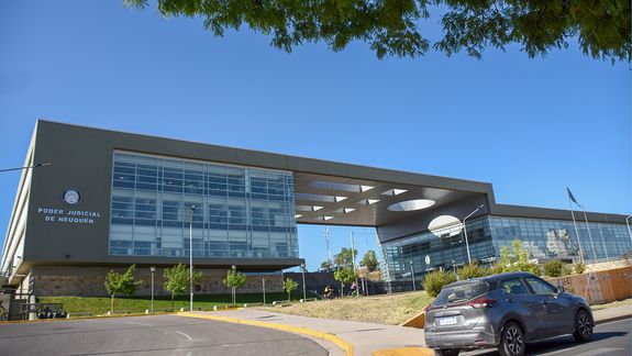 Lo acusan de violar a su hija mientras la familia dormía