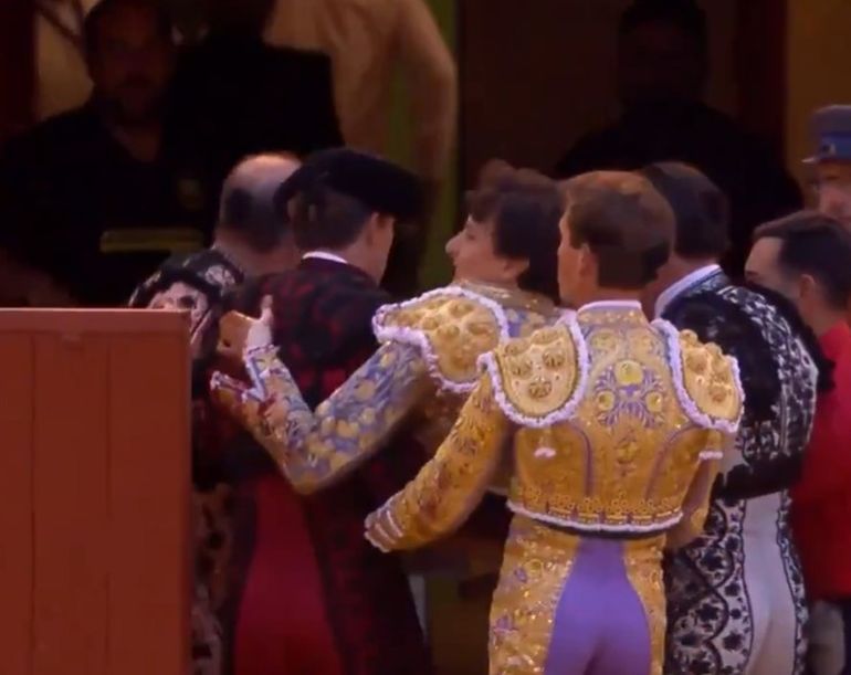 El torero fue trasladado rápidamente hasta la enfermería de la plaza, donde lo operaron de urgencia. El torero fue trasladado rápidamente hasta la enfermería de la plaza, donde lo operaron de urgencia.