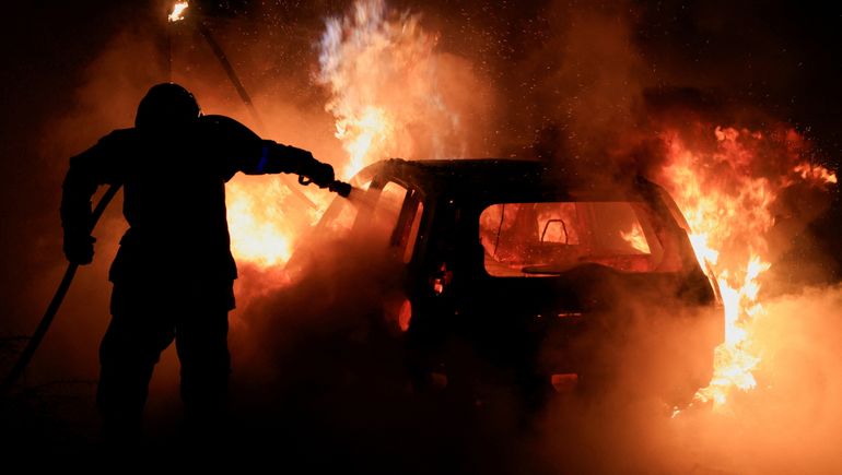 Lanzan auto en llamas a la casa de un alcalde de Francia