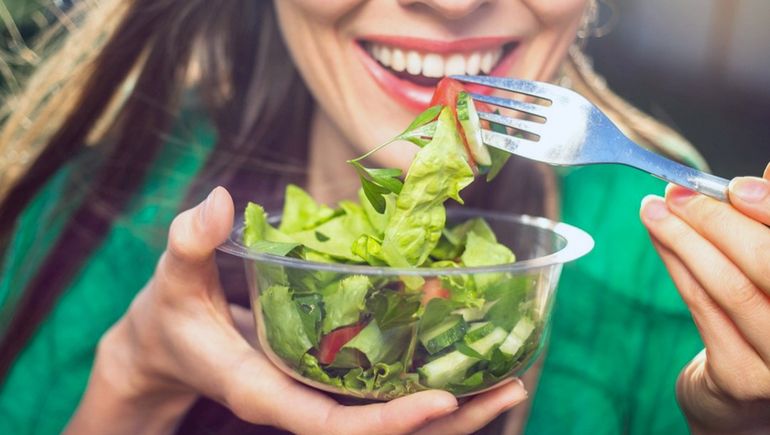 Comenzar las comidas con una ensalada es una buena manera de lograr la saciedad. Comenzar las comidas con una ensalada es una buena manera de lograr la saciedad.
