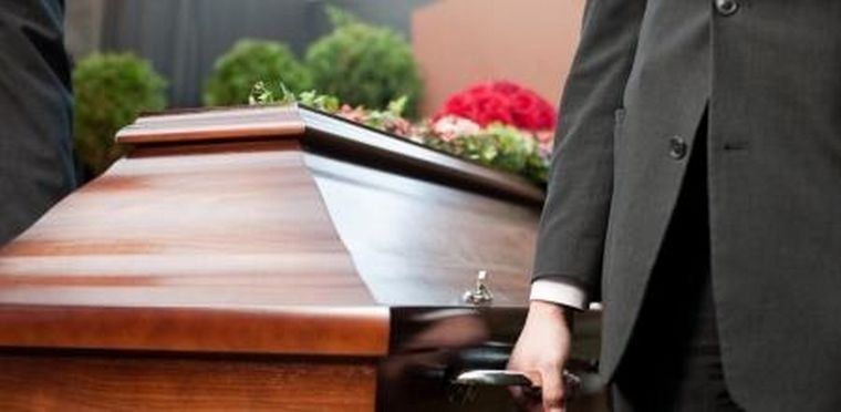 Escalofriante remate de un ataúd en línea