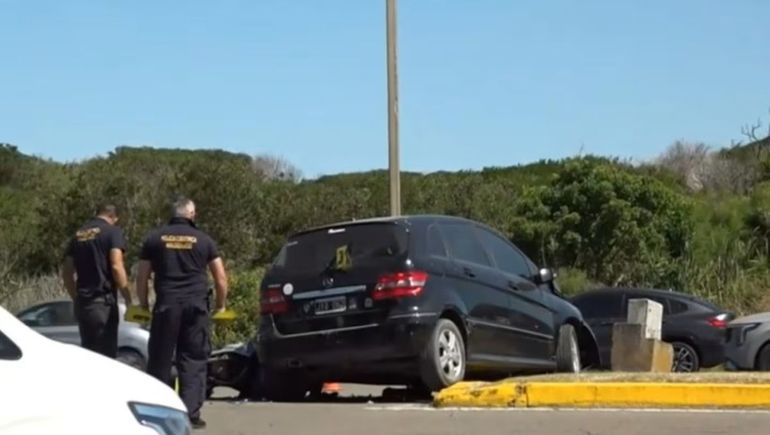 El choque ocurrió en la rambla de Playa Brava y quedó registrado por cámaras de seguridad.