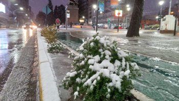 Como nunca: Defensa Civil tuvo que sacar nieve hasta de la Avenida Argentina