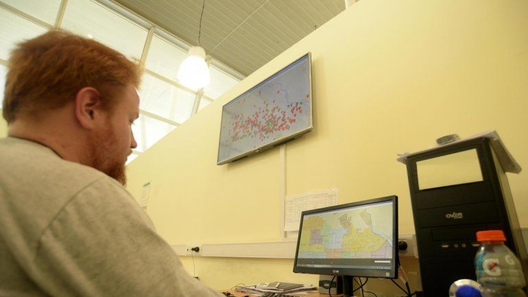 En la pantalla del Centro de Monitoreo se puede observar por dónde circulan los 1300 taxis y remises.