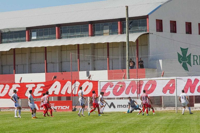 Con uno menos, Deportivo Rincón perdió sobre la hora, pero la serie está abierta