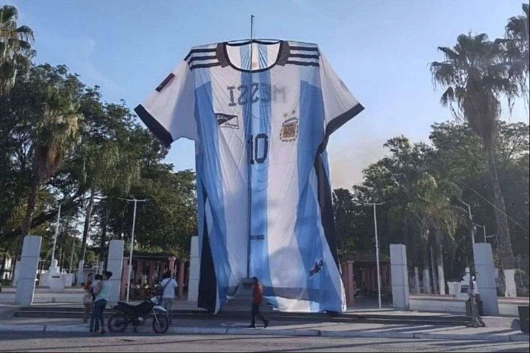 Crearon la camiseta de Argentina más grande del mundo