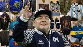Maradona con algunas de sus prendas más valiosas de fondo. Maradona con algunas de sus prendas más valiosas de fondo.