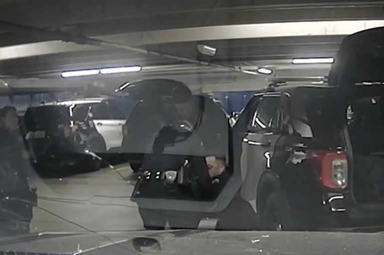 El policía que recibió el disparo es asistido por sus compañeros, por la lesión sufrida en el hombro. El policía que recibió el disparo es asistido por sus compañeros, por la lesión sufrida en el hombro.