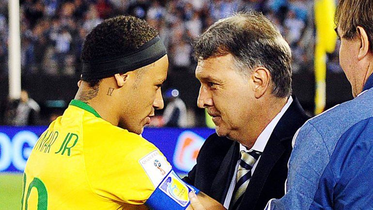 Martino y Neymar se saludaron afectuosamente en la previa. El Tata lo dirigió en su paso por el Barcelona.&nbsp;