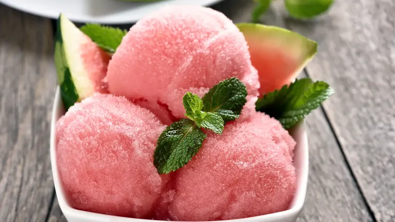 El helado de sandía, potencia el sabor y la frescura de una fruta indispensable durante el verano. El helado de sandía, potencia el sabor y la frescura de una fruta indispensable durante el verano.