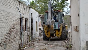 Un nuevo operativo de demolición tuvo lugar en Cipolletti para desactivar un aguantadero. | LM Neuquen Un nuevo operativo de demolición tuvo lugar en Cipolletti para desactivar un aguantadero.
