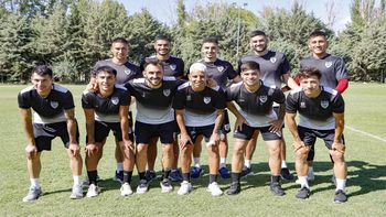 Los nuevos de la primera clase. Arriba: Orellana, Carmona, Dezi, Brienzo. Abajo: Najul, Quilodrán, Wagner, Ojeda, Doello y Páez. Los nuevos de la primera clase. Arriba: Orellana, Carmona, Dezi, Brienzo. Abajo: Najul, Quilodrán, Wagner, Ojeda, Doello y Páez.