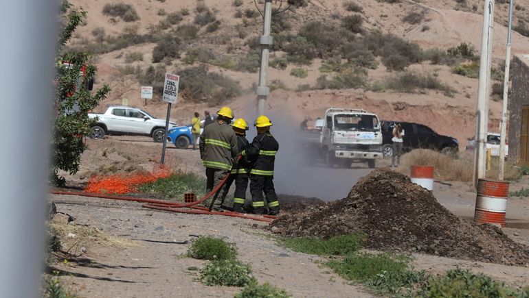 Evacúan Rincón de Emilio por una fuga de gas tras la rotura de un caño | LM Neuquen Evacúan Rincón de Emilio por una fuga de gas tras la rotura de un caño