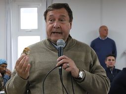 Weretilneck sostuvo una roca para explicar que sin decisión política, el mineral no existe. Weretilneck sostuvo una roca para explicar que sin decisión política, el mineral no existe.