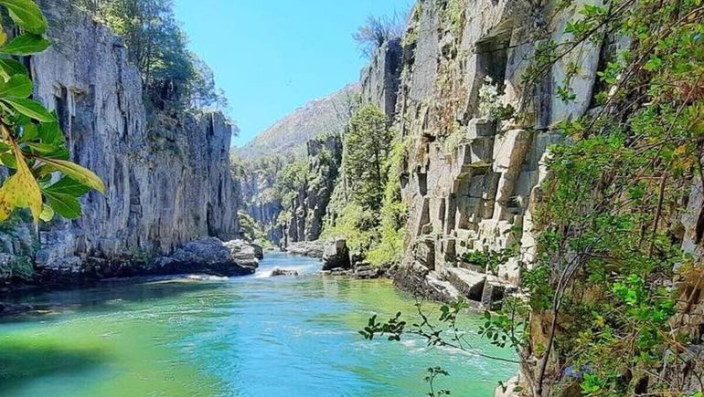 Una vista del paradisíaco lugar en lo profundo de la Cordillera: se accede recorriendo unos 40 kilómetros de montaña desde Río Pico