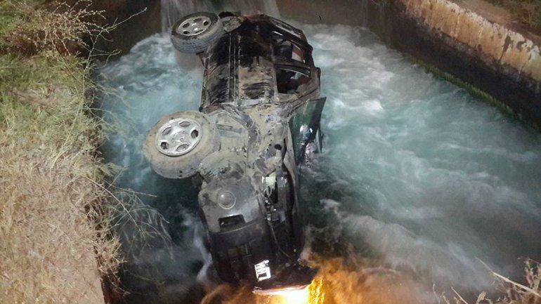 Borracho, se escapó de un control en Cinco Saltos y terminó en el canal de Centenario