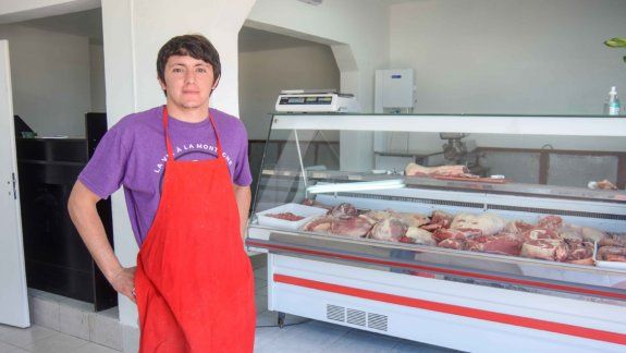 Ítalo Díaz Vena tiene 23 años y seguirá con el negocio de su abuelo. La carnicería está en el barrio Melipal.