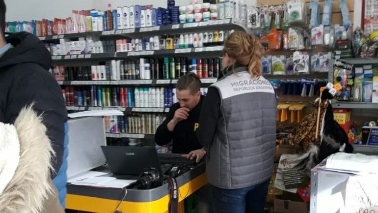 Allanan dos súper chinos de Cinco Saltos por presunta trata de persona