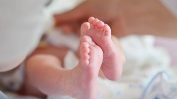 Llamado urgente para cuidar a un bebé recién nacido en situación de riesgo