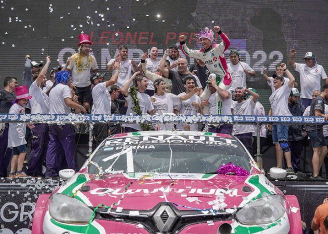 Leonel Pernía celebró su segundo campeonato de TC2000.