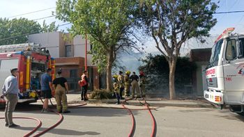 Personal de Bomberos apagó el incendio en la casa del barrio San Lorenzo, donde murieron dos hombres. Personal de Bomberos apagó el incendio en la casa del barrio San Lorenzo, donde murieron dos hombres.