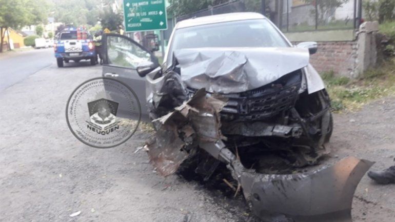 Borracho chocó contra el paredón de una casa y destruyó su auto