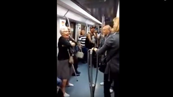 Dos abuelos se sacuden en el subte al ritmo del rap