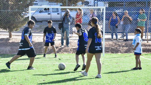 Inauguraron cancha de césped sintético en barrio Melipal