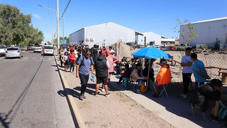 Los primeros días de entrega de la nueva tarjeta para el boleto estudiantil gratuito, se registraron largas filas para retirarla. Los primeros días de entrega de la nueva tarjeta para el boleto estudiantil gratuito, se registraron largas filas para retirarla.