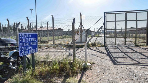 El ingreso al anexo penal de Senillosa que tiene la U9. Los presos, en el salón de usos múltiples donde conviven gran parte del día. En uno de los talleres fabrican cepillos para su futura venta.