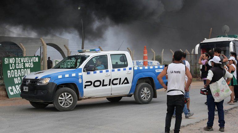 Municipales de Centenario trasladaron el reclamo a las puerta del autódromo