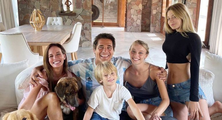 Las fotos de la mansión donde vive Guillermo Andino y su familia