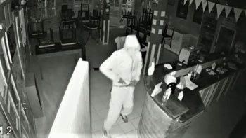 ladron con barbijo robo un plasma y quedo grabado por las camaras ladron con barbijo robo un plasma y quedo grabado por las camaras