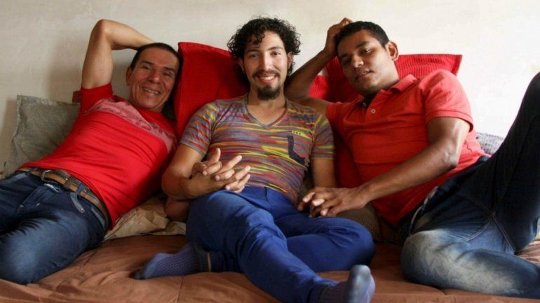 Manuel Bermúdez define su relación como una trieja (en vez de pareja). Junto a él están Alejandro y Víctor. En cuarto