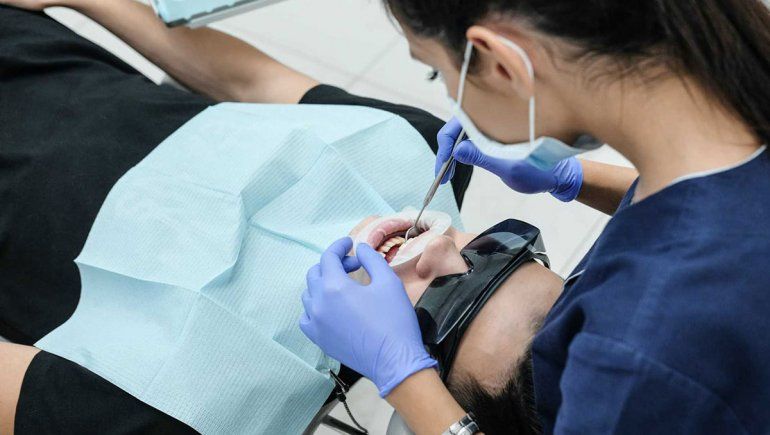Recuperados de Covid advirtieron problemas en los dientes y encías