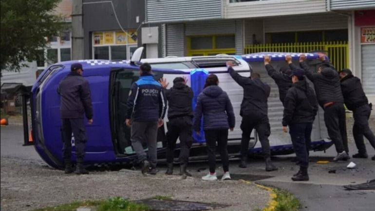 Una camioneta de la Policía volcó en Río Gallegos.