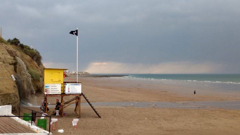 Tras el recambio, una tormenta eléctrica obligó a evacuar las playas de Las Grutas