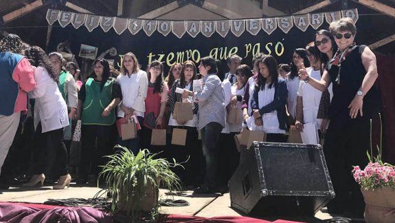 Las docentes de la escuela Ejército de los Andes de El Cholar, en el acto.&nbsp; 