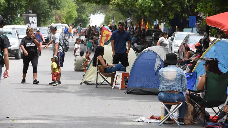 Levantaron el acampe del centro tras obtener compromisos de pago