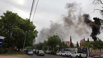 El humo se puede observar desde primera hora de la mañana en Neuquén / Foto