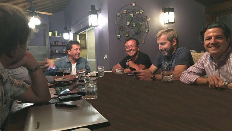 Borraron el sushi en la foto del encuentro entre Massa y el Gobierno