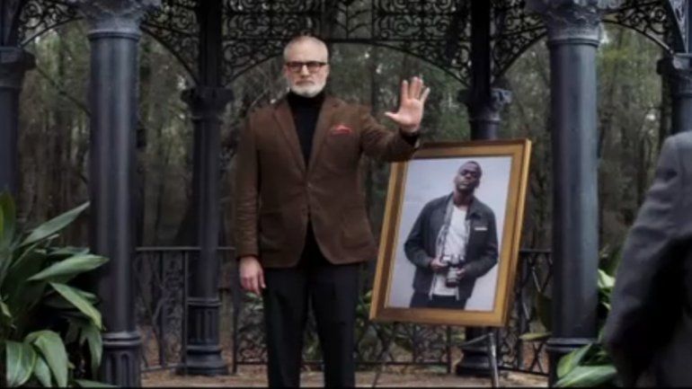 Bradley Whitfor interpreta a un suegro que junto con sus amistades sentencia de muerte al prometido de su hija.