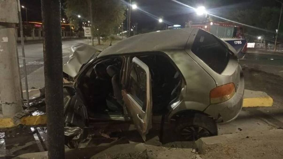 Uno de los autos quedó destruido tras el impacto / Foto Gentileza