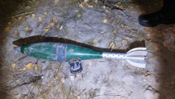 La granada mortero de 120 milímetros que el hombre encontró en el fondo de un río de Chubut.&nbsp;