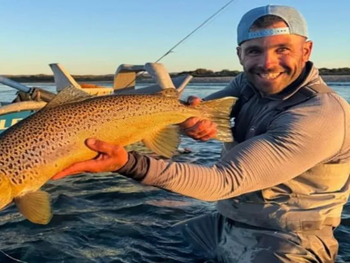 el guia que conoce los misterios de la pesca deportiva y se adapto a las nuevas tendencias