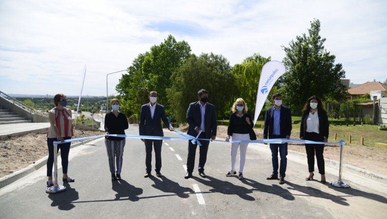 Gutiérrez y Gaido inauguraron el asfalto en la calle Cosentino