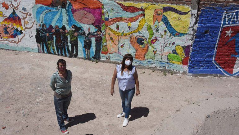 Las artistas de Ammura le dieron color a los muros del playón histórico de Fonavi.